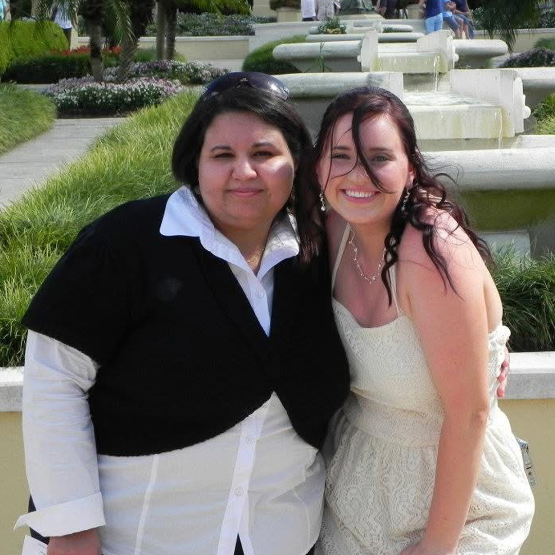 Grissela Bustamante poses with her daughter for a photo before her weight loss journey started