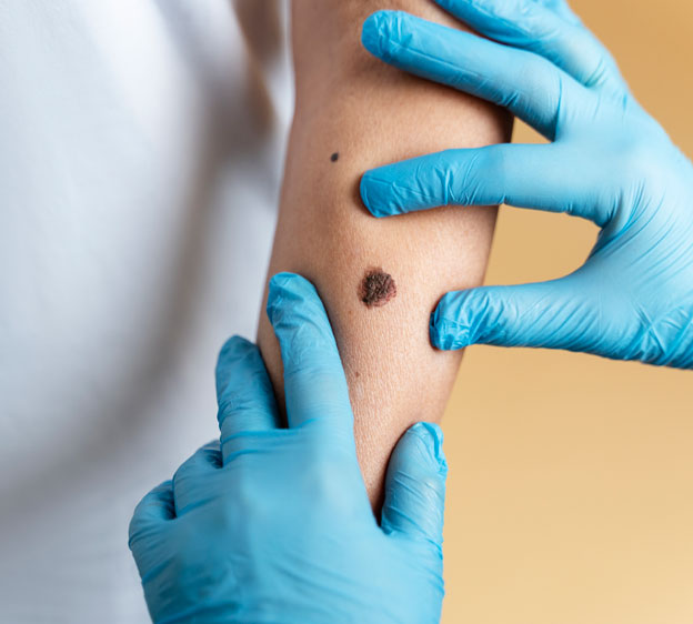 A male dermatologist examines a young woman&rsquo;s face.