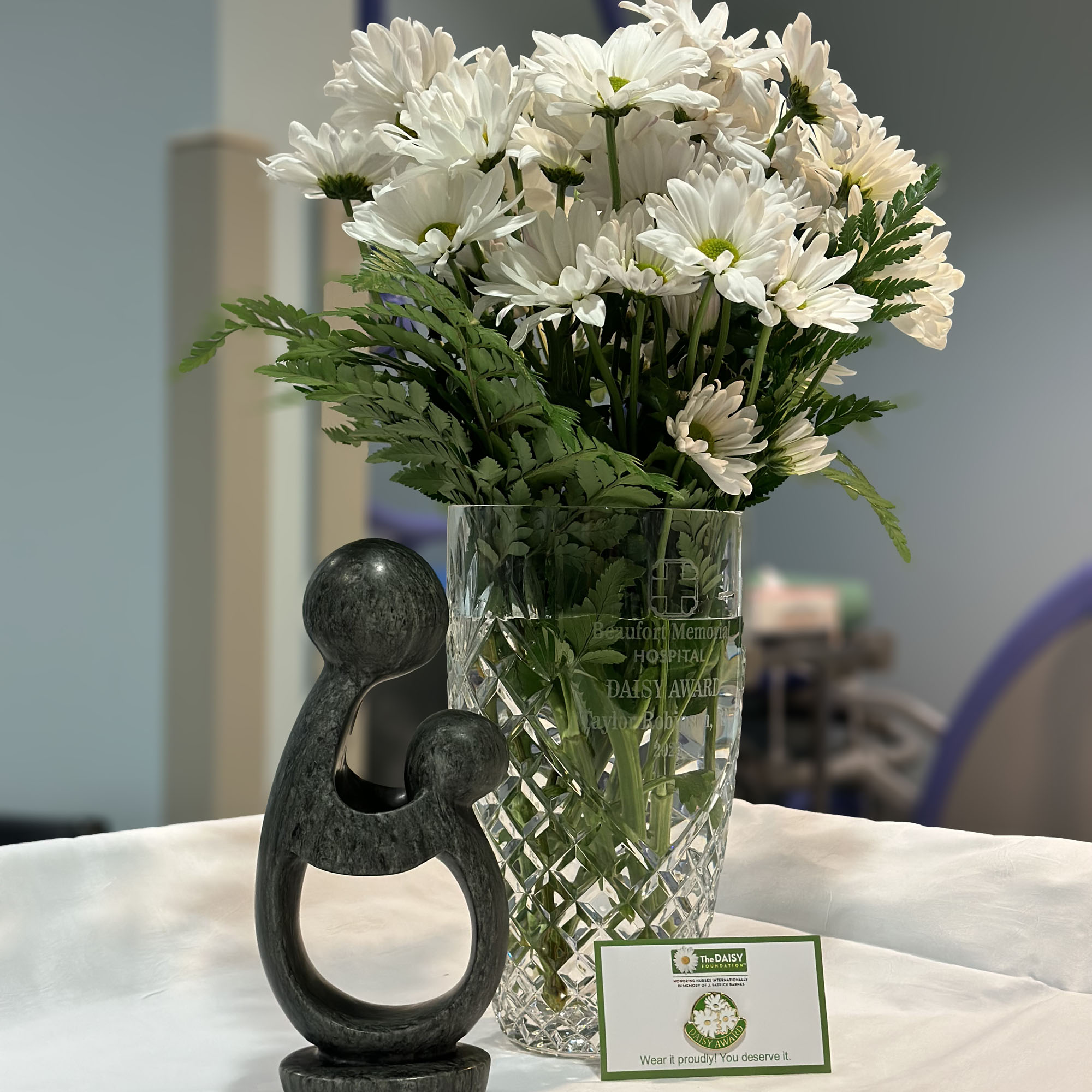 A bouquet of daisies and sculpture